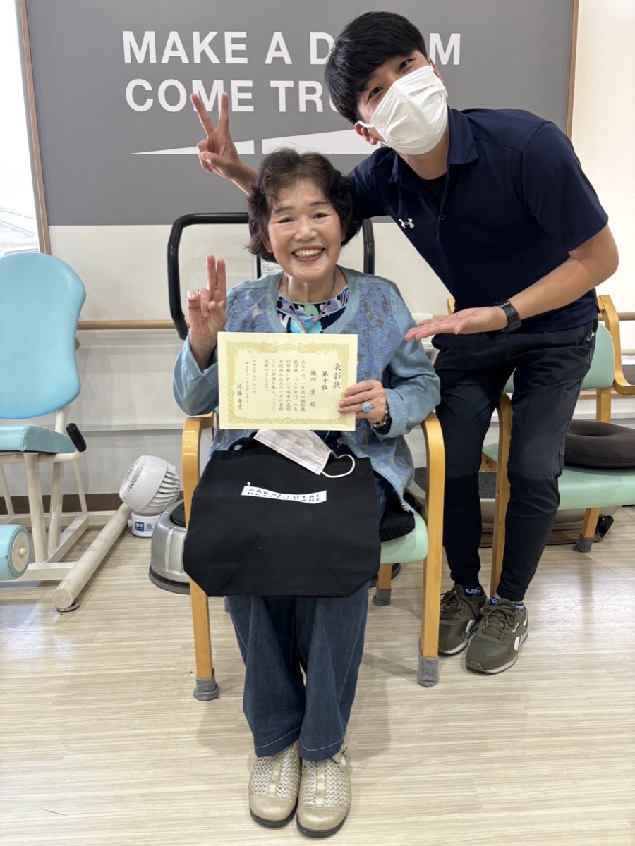 修了証を手にされたご利用者様とスタッフ